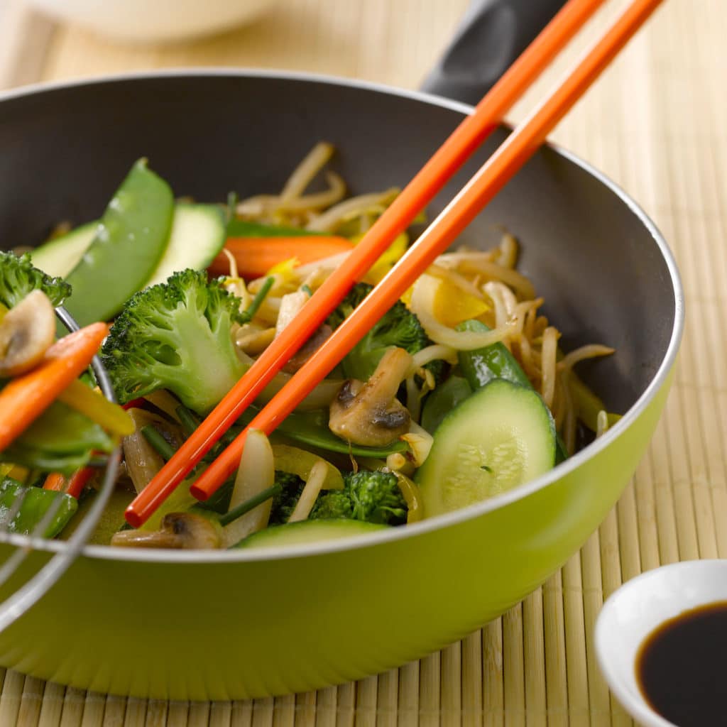 diététique-chinoise-wok-de-brocolis-et-champignons-aux-legumes-croquants