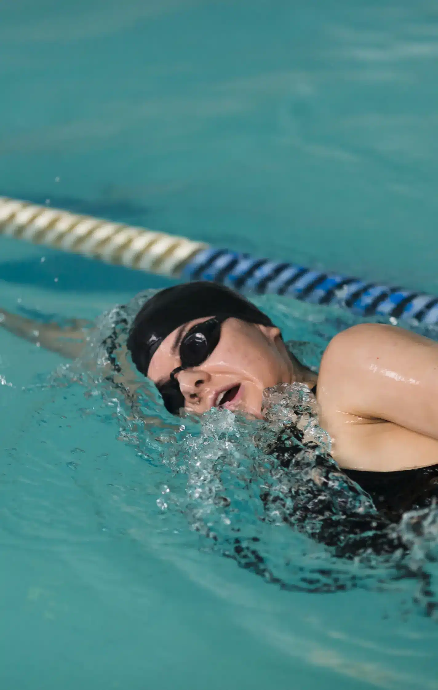 nageuse en crawl dans une piscine