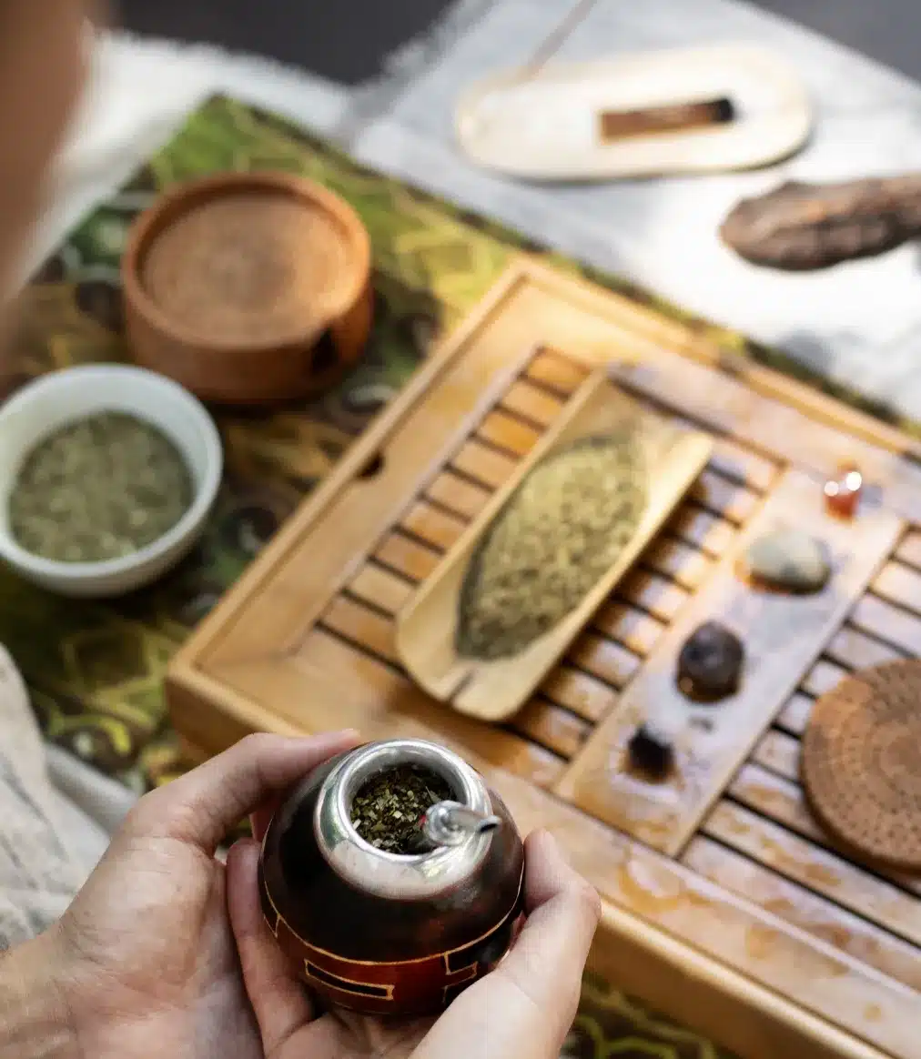 high-angle-man-holding-cup-outdoors@2x_11zon personne tenant une coupe en extérieur