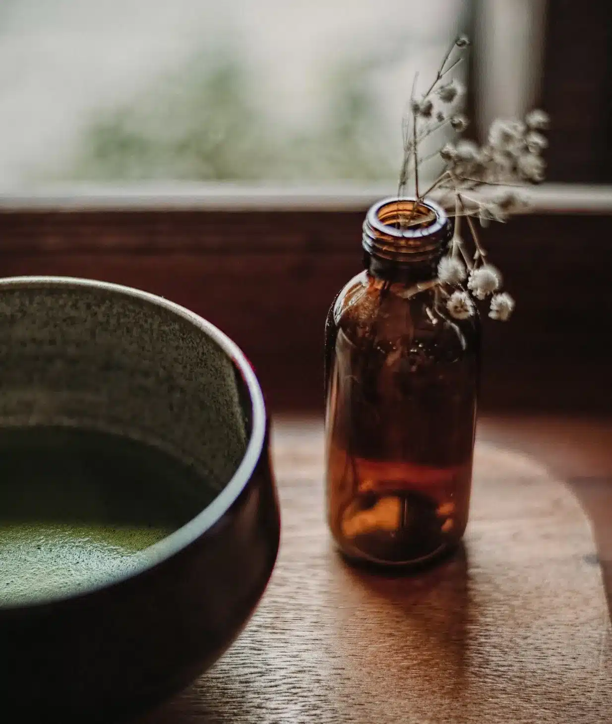 bol de matcha bol de matcha et fleur séchée dans un petit vase